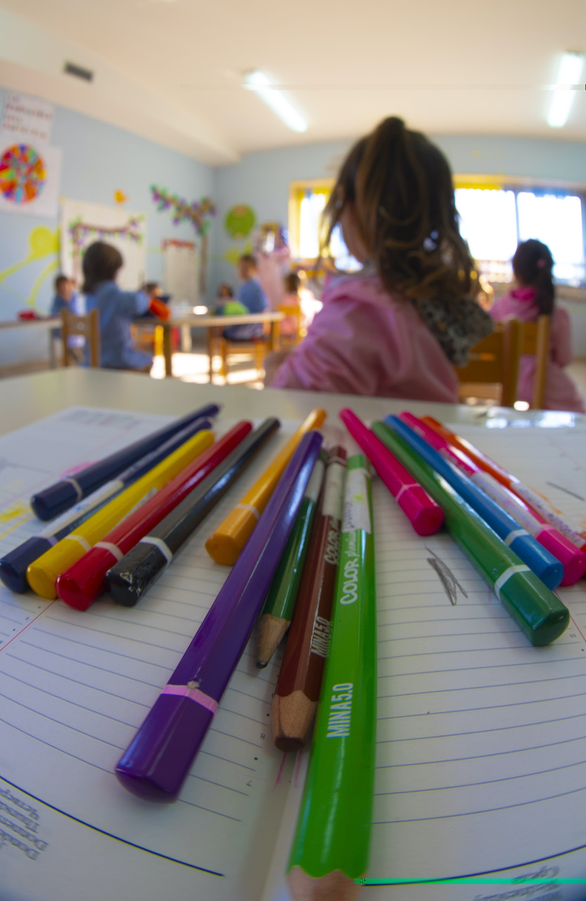 Bambina ascolta la maestra